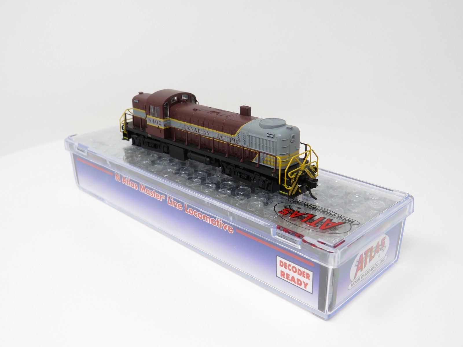 Atlas N 40005033 Canadian Pacific CP #8402 RS-2 Diesel Switcher Locomotive