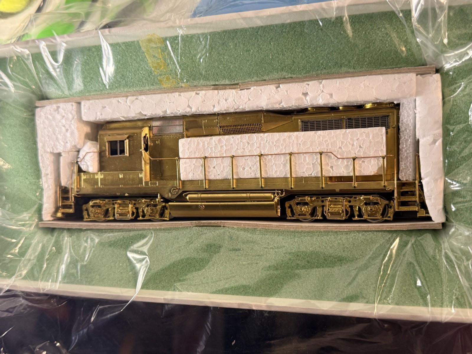 Overland Models – Brass – SP (Southern Pacific) GP30 Phase II Low Hood – NEW