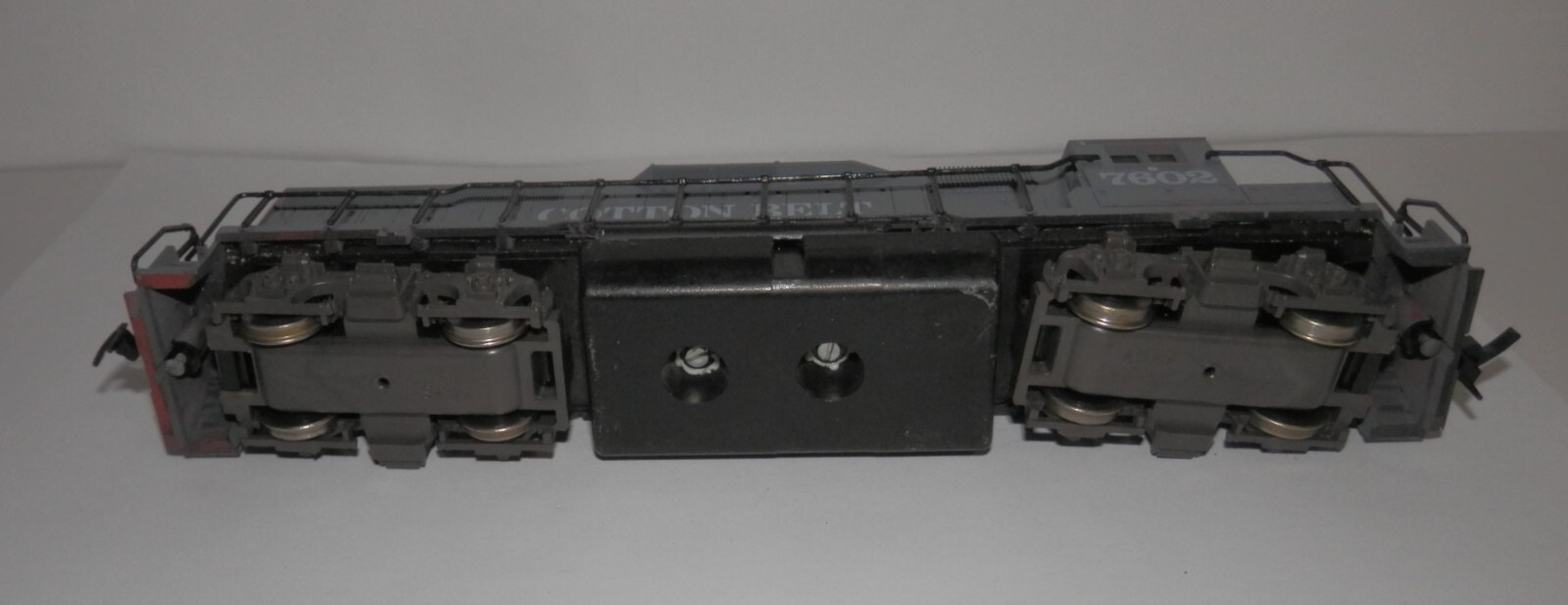 Atlas HO Scale POWERED Cotton Belt 7602 GP 40 Diesel Loco #7037