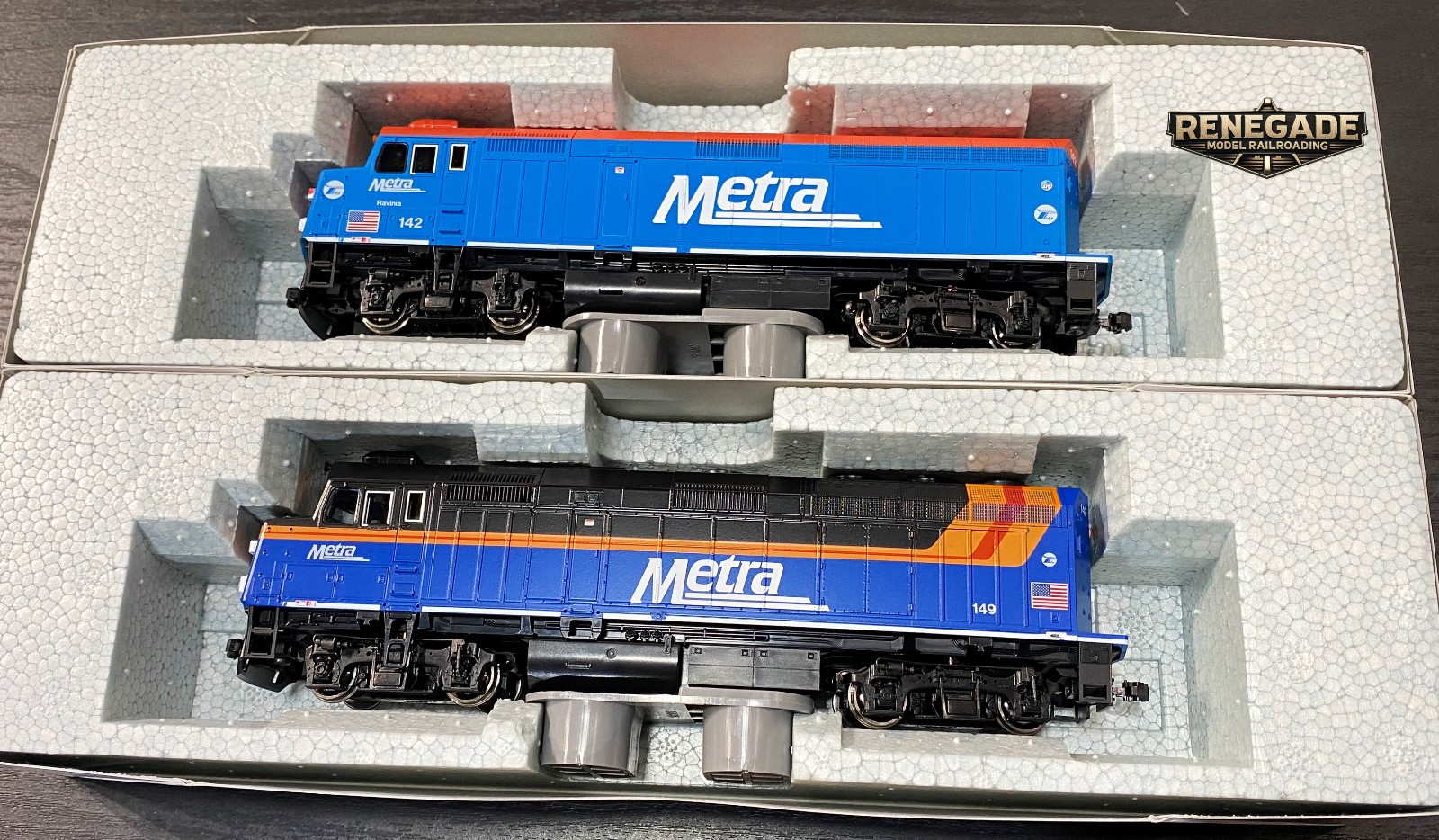 Kato HO Scale Chicago Metra EMD F40PH Ditch Light Locomotives #142 #149 2-Pack
