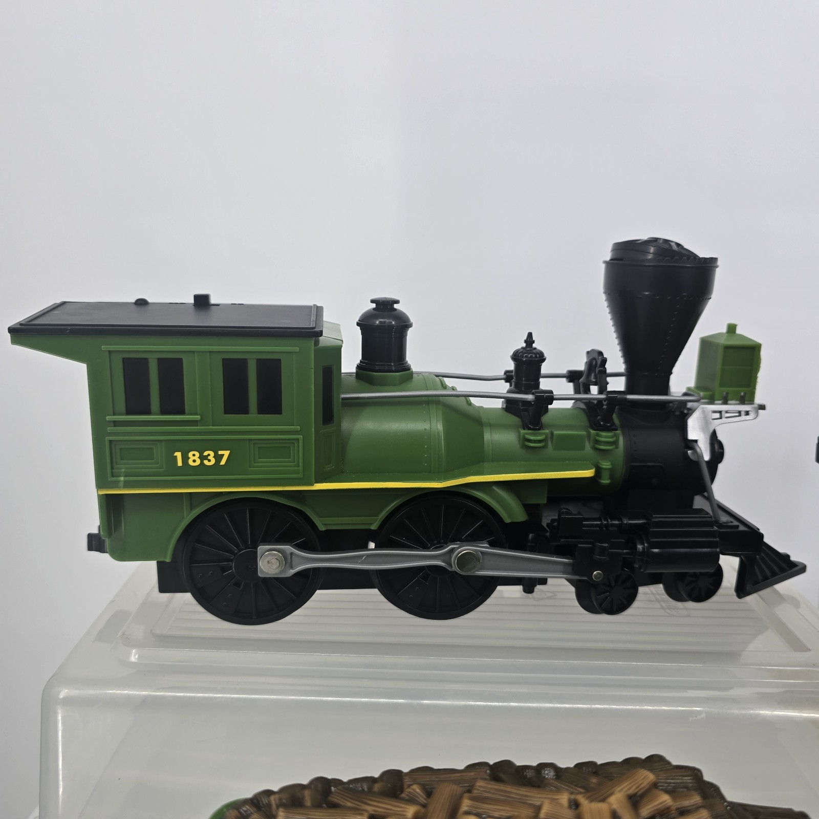 Lionel John Deere Battery Powered Ready-To-Play Train Set 2016 With Remote Track
