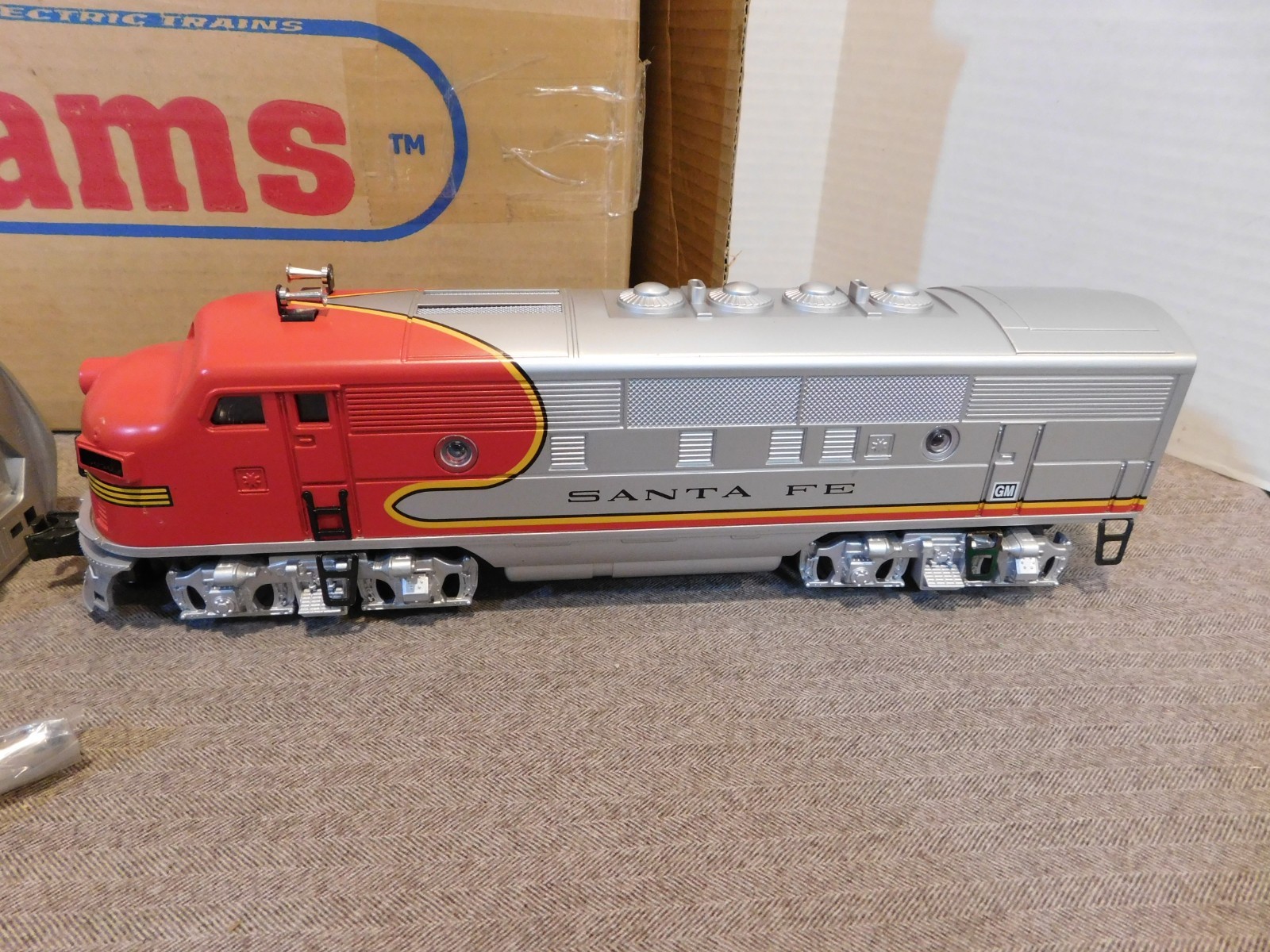 Williams Santa Fe #2343 Super Chief Locomotive & Dummy True Blast Silver/Red