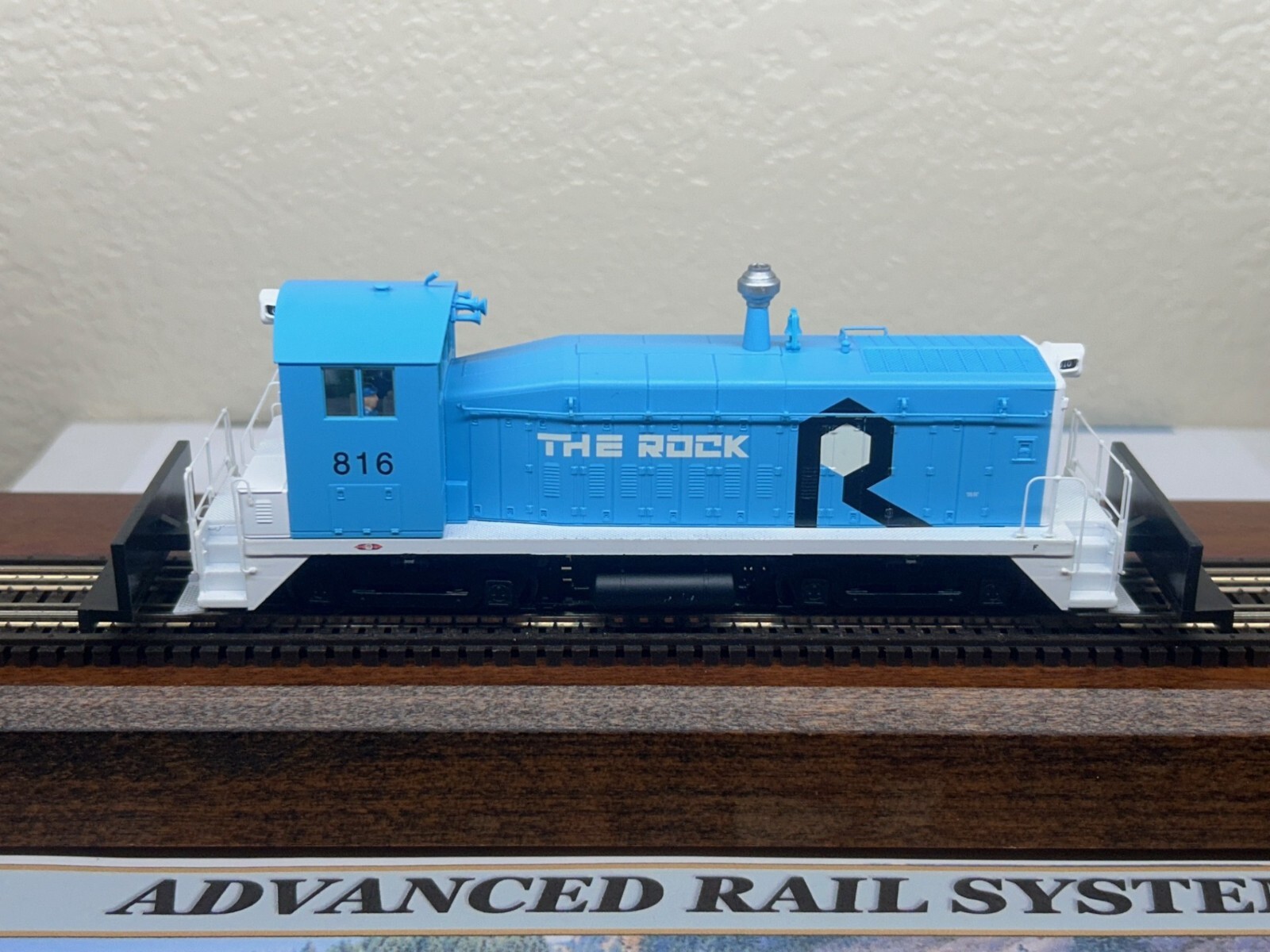 ROCK ISLAND SW8/900 SWITCHERE LOCO DCC & QUANTUM SOUND- HO Scale -” BLUE “-NEW