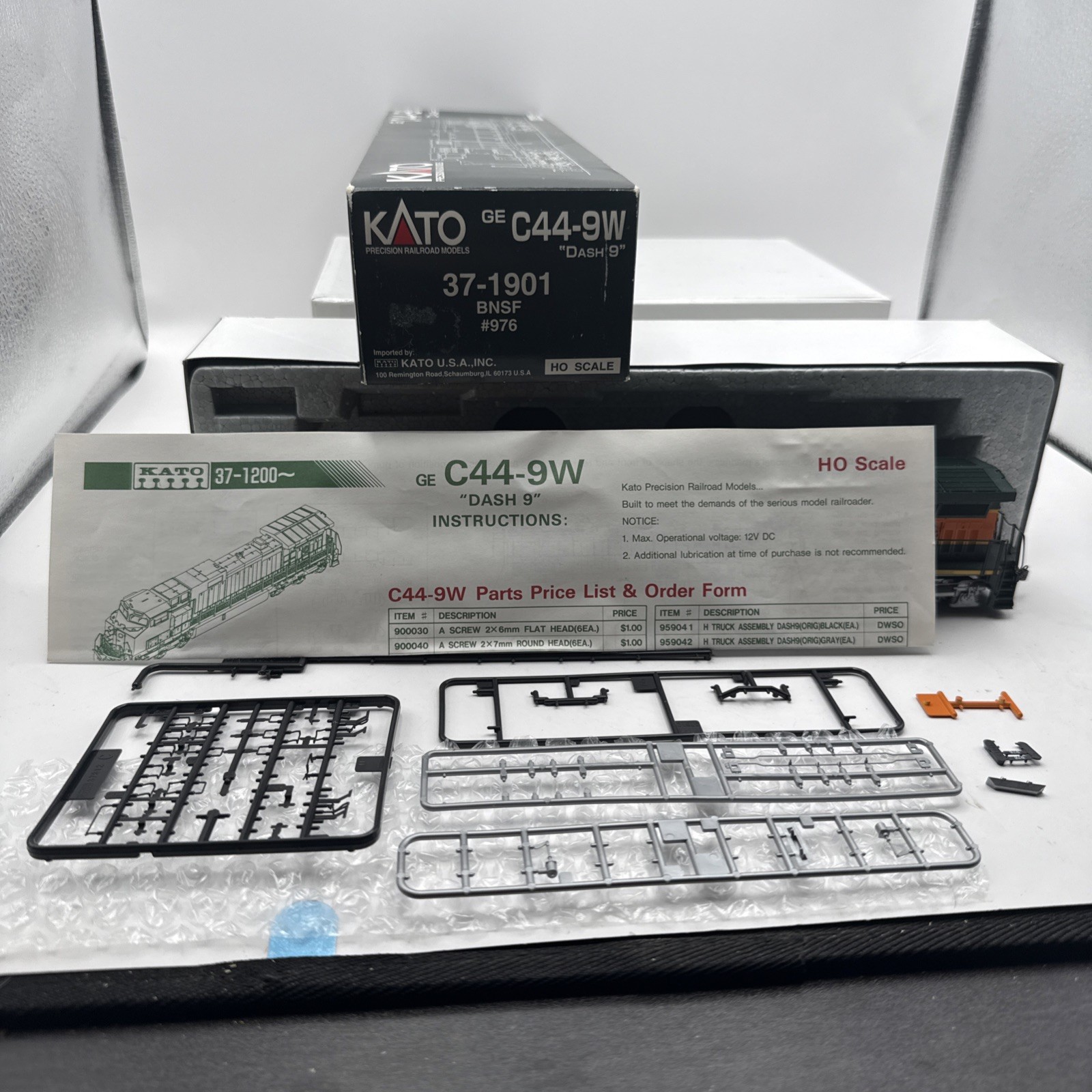 Kato HO Scale 37-1901 GE Dash 9 C44-9W BNSF #976 Locomotive w/ Box & Parts