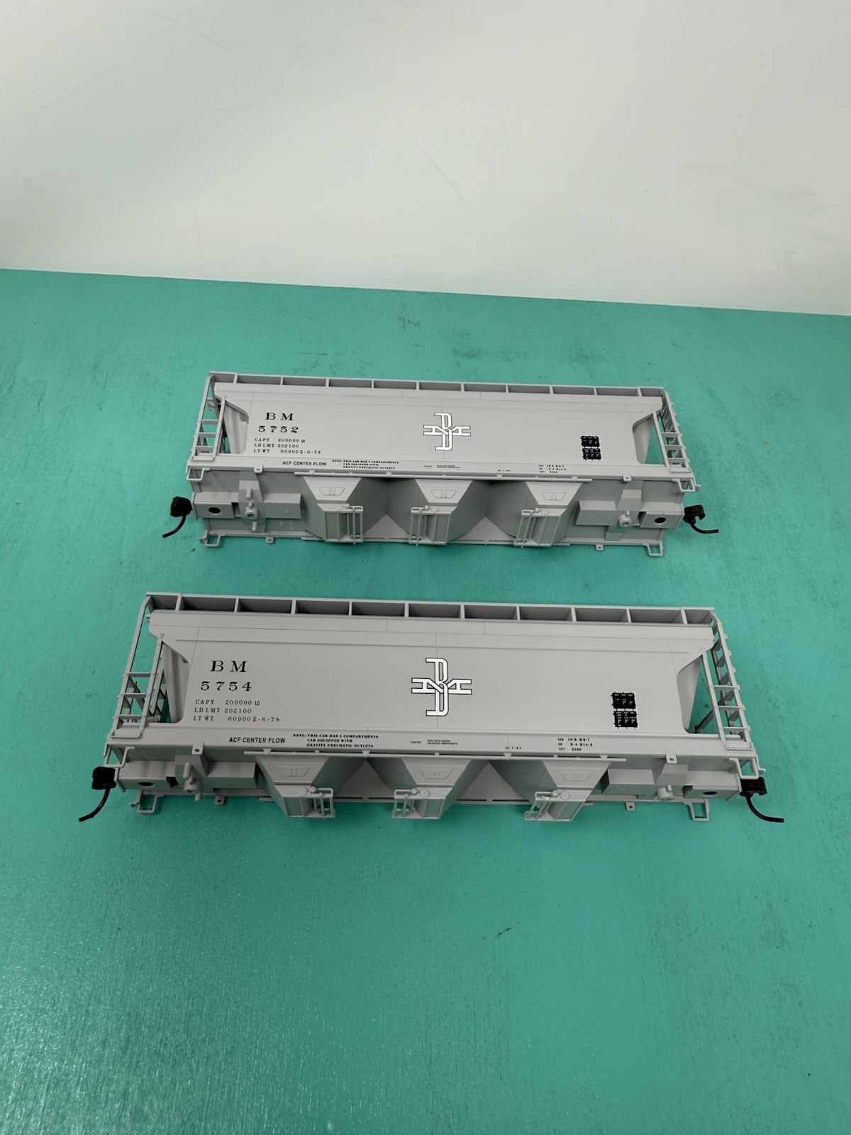 Atlas HO – 3560 Hopper – No Trucks/packaging – BM Boston & Maine Set Of 2