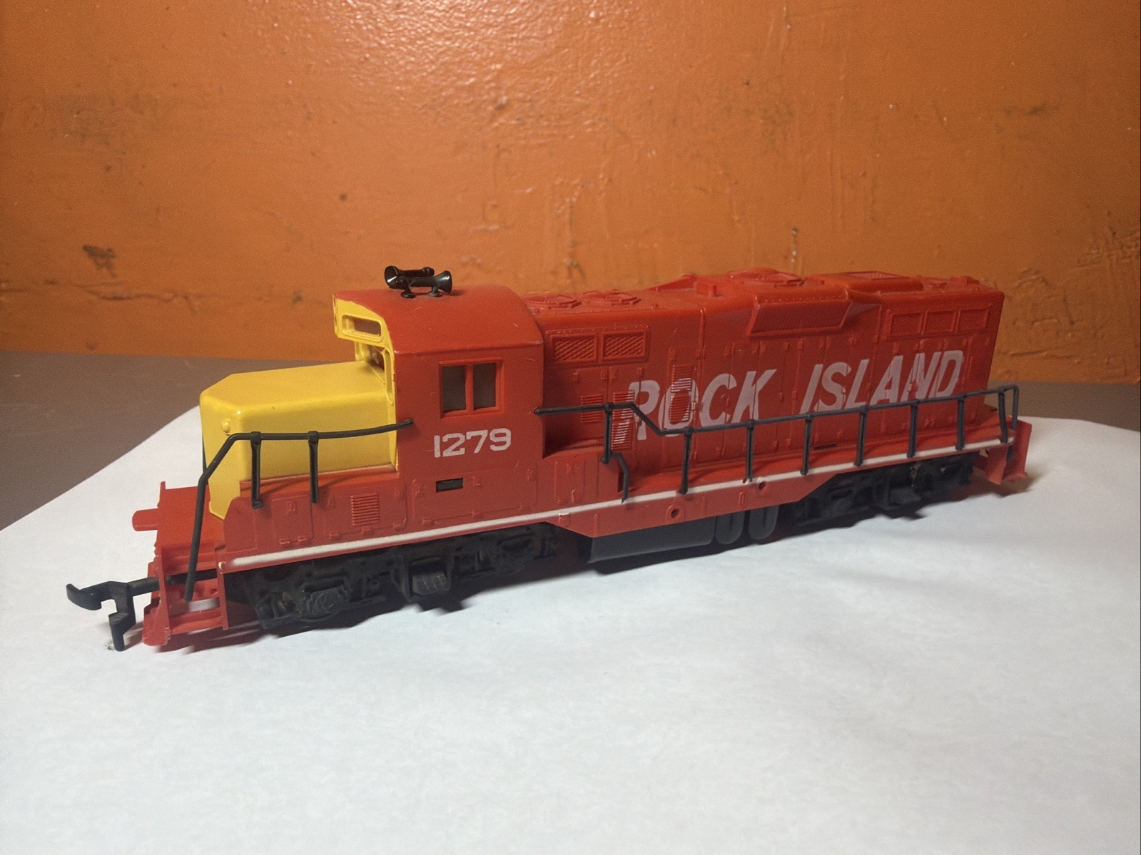 Cox HO Scale Rock Island GP9 Diesel Locomotive 1279 Red Yellow (Working)