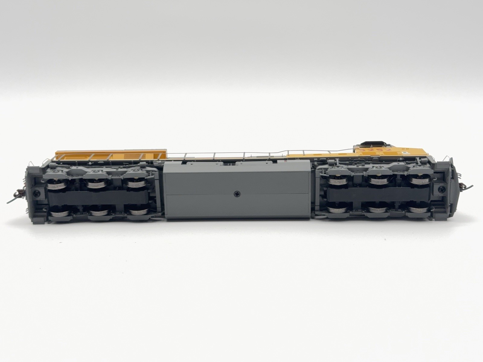 Genesis – HO – UP – EMD ES44AC Diesel Loco #5252 – Train G69711