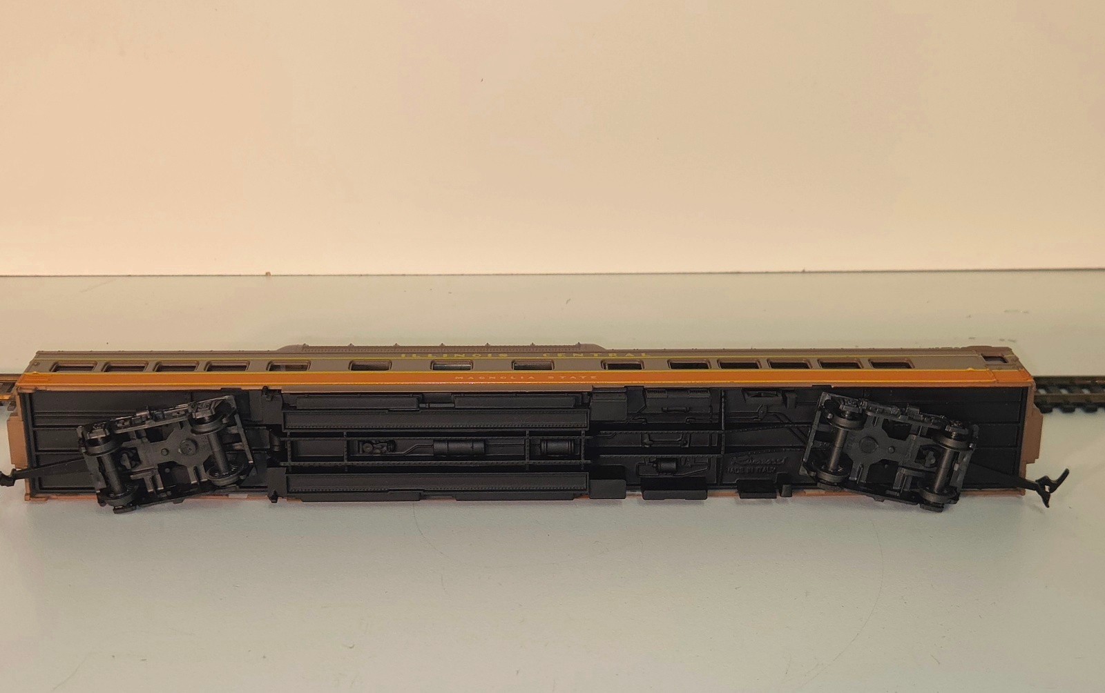 AHM Rivarossi HO Illinois Central FM C-Liner Diesel Locomotives 4022 w/ (3) Cars
