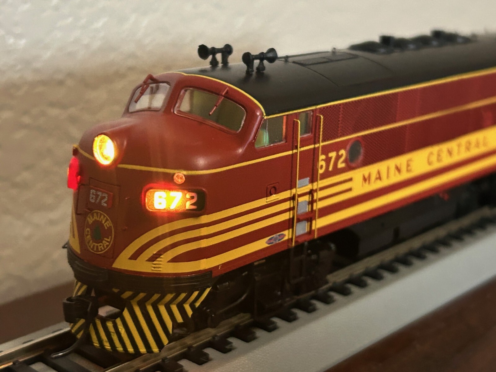 MAINE CENTRAL 672 EMD F3A LOCO – FACTORY DC/DCC / QUANTUM SOUND HO Scale NEW OOP