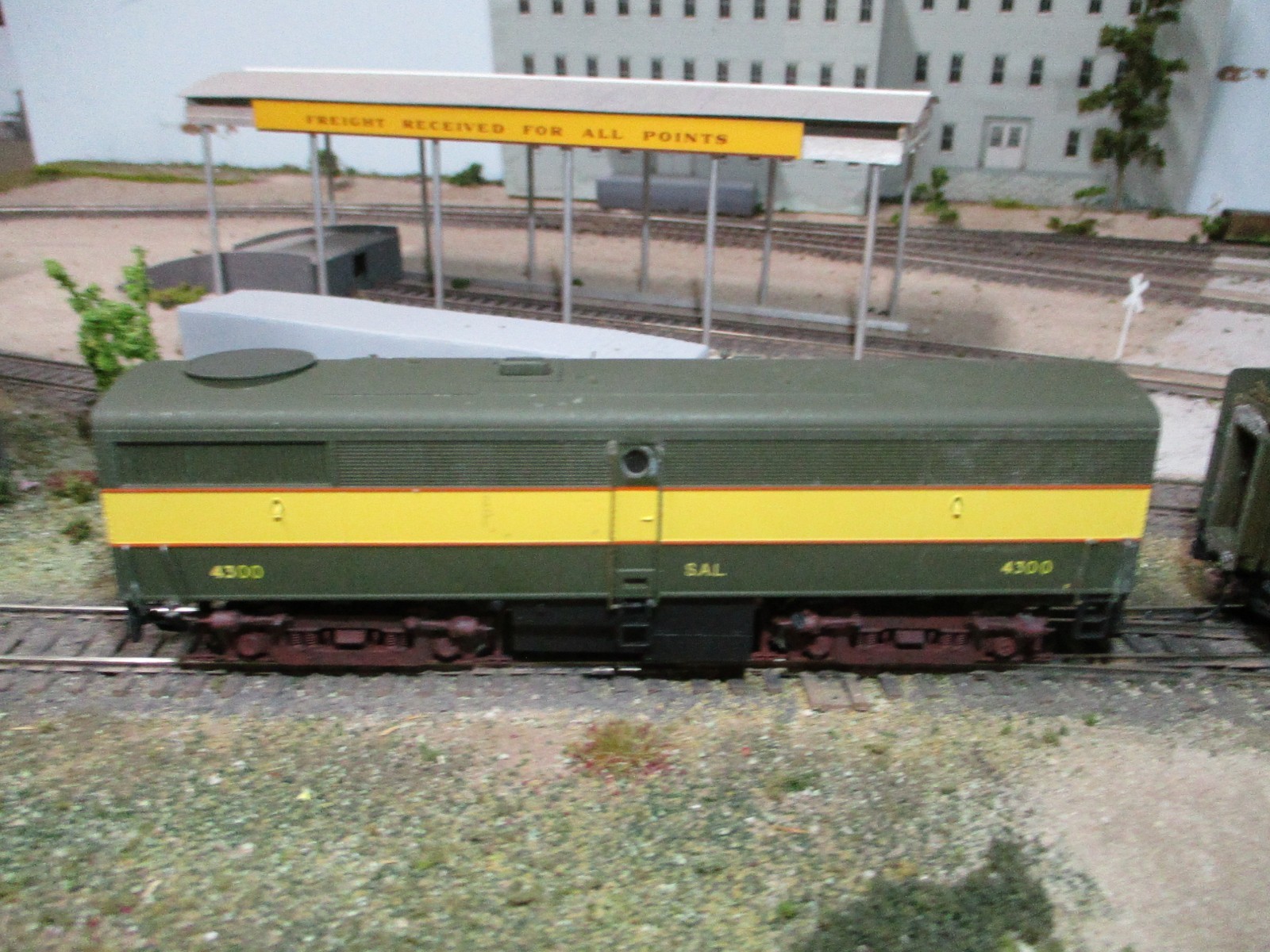 SAL 4200/4300 FA2/FB2,BOTH PWR’D,DC/DCC/SOUNDWEATHERED TRUCKS,PAINTED CREW,LED’S