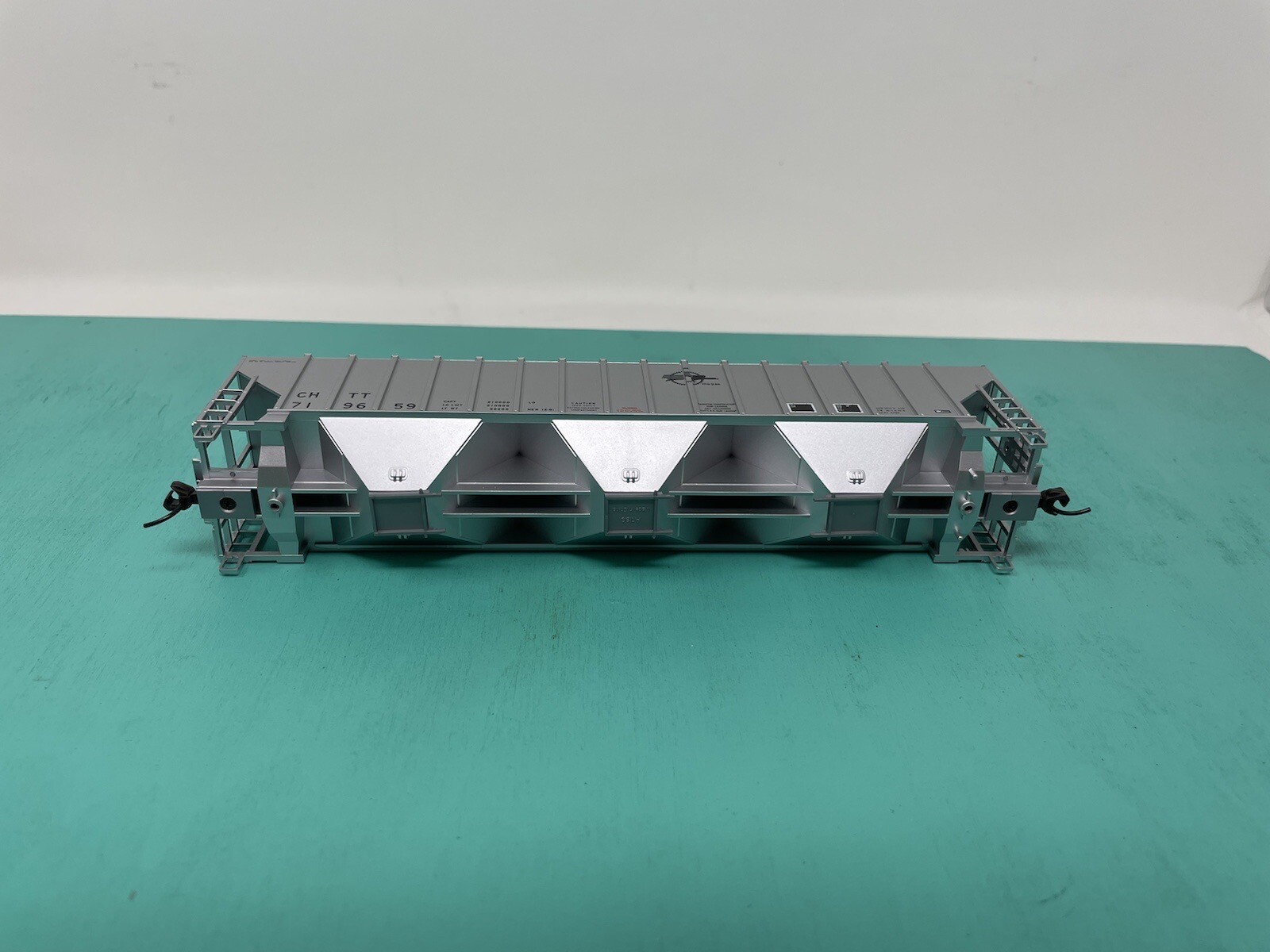 Atlas HO – 4750 Hopper – Missing Trucks No Packaging – Mo-pac CHTT