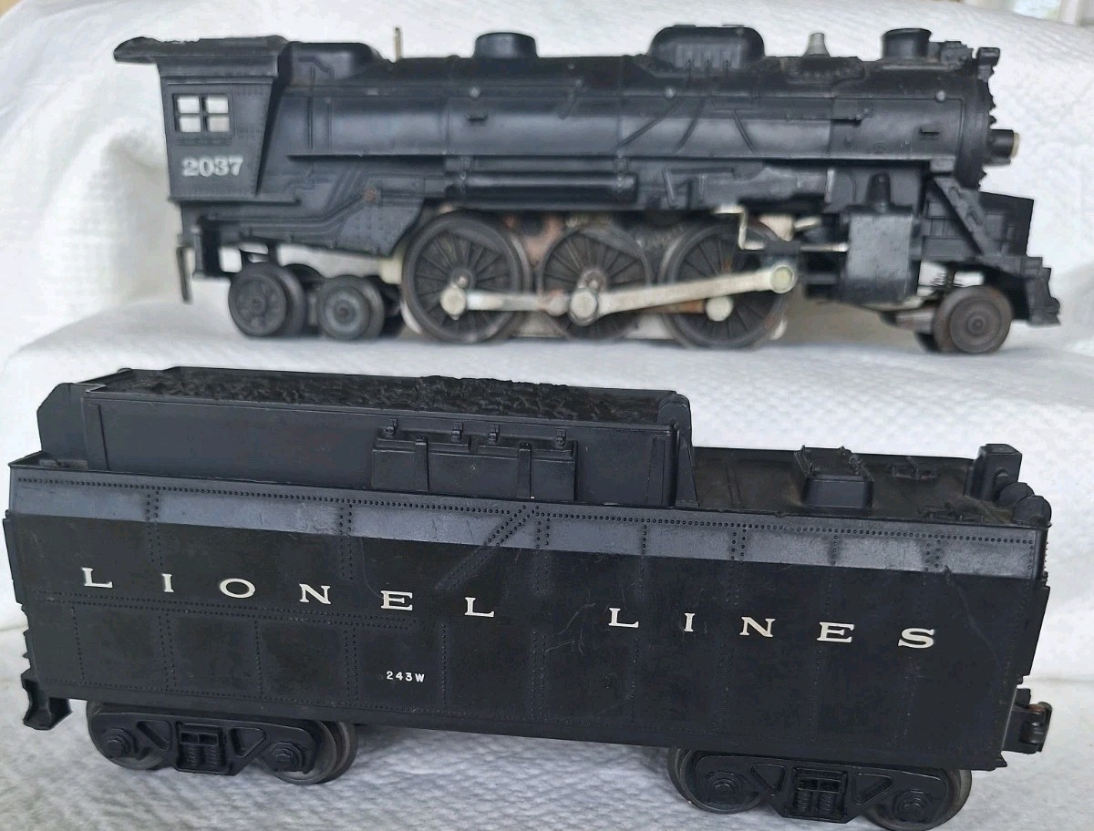 Vintage Lionel 2037 Steam Locomotive With Whistle Tender