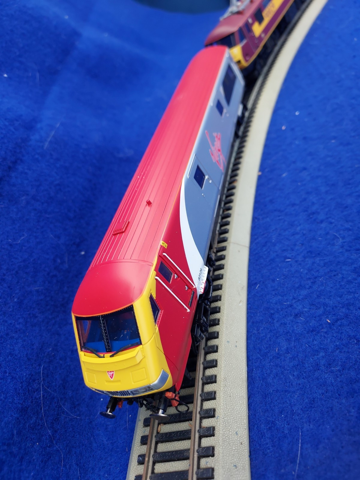 Hornby OO “Virgin Charter Relief Train Pack”: EWS Class 90 & VIRGIN DVT, # R2955
