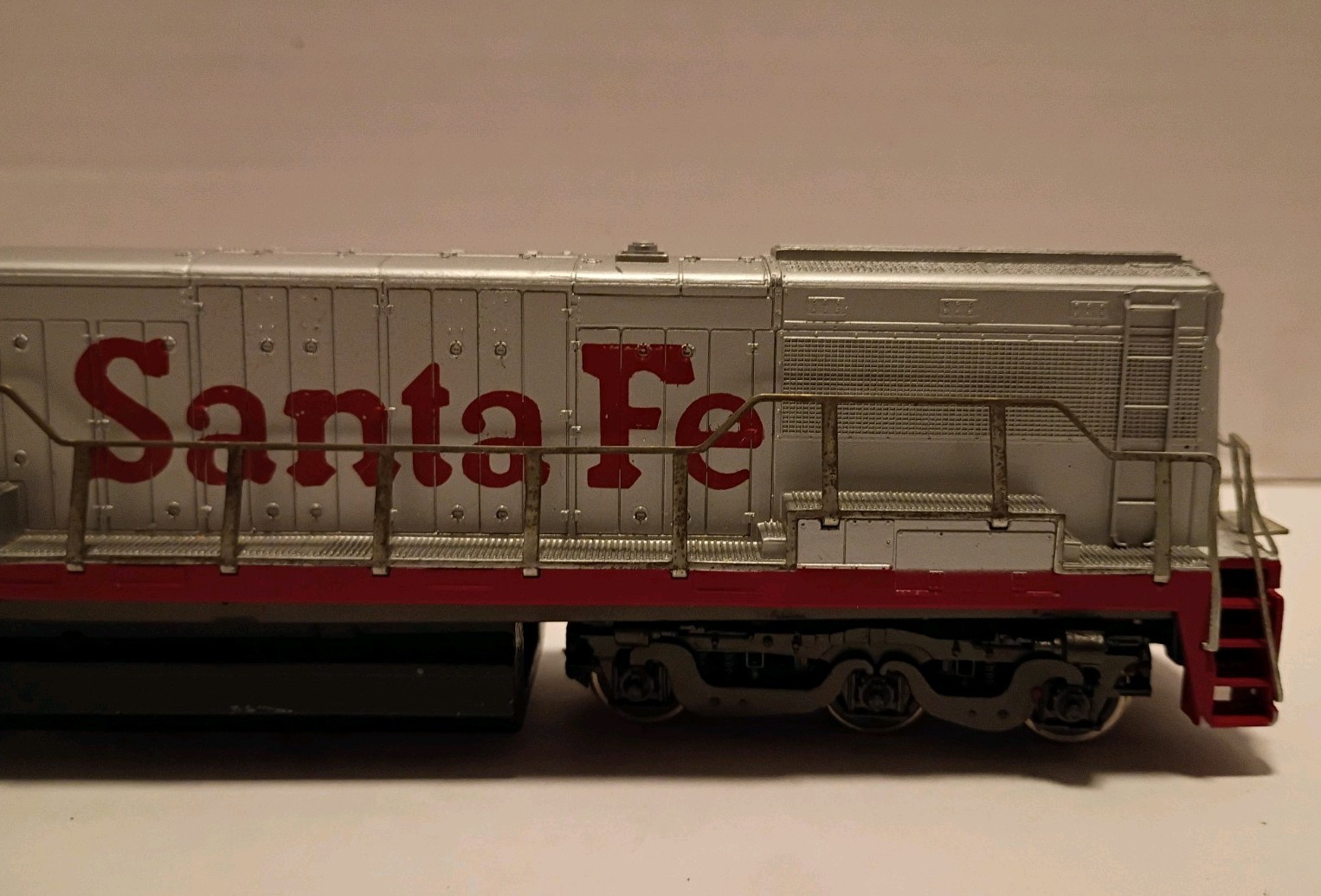 Bachmann GE U36B Diesel Locomotive. Santa Fe #350. Nice Shell!