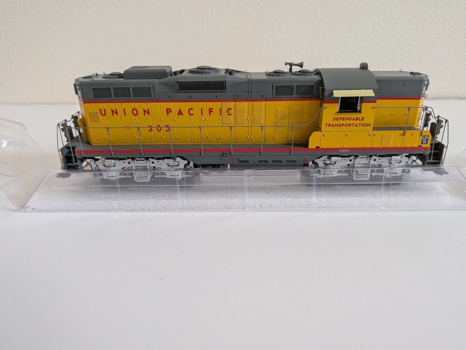 Athearn Genesis G62909 HO DCC UP #203 GP9 Phase 1 w/Sound Open Box + Beacon Kit