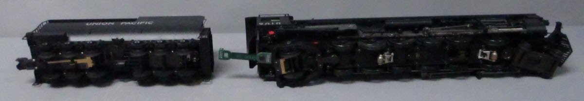 MTH 20-3294-1 UP 4-12-2 9000 Steam Engine & Tender #9010 w PS2 (Hi-Rail Wheels)