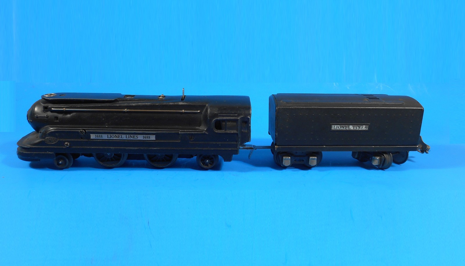 Vintage Prewar O Gauge Lionel 1688 Torpedo Locomotive and Tender