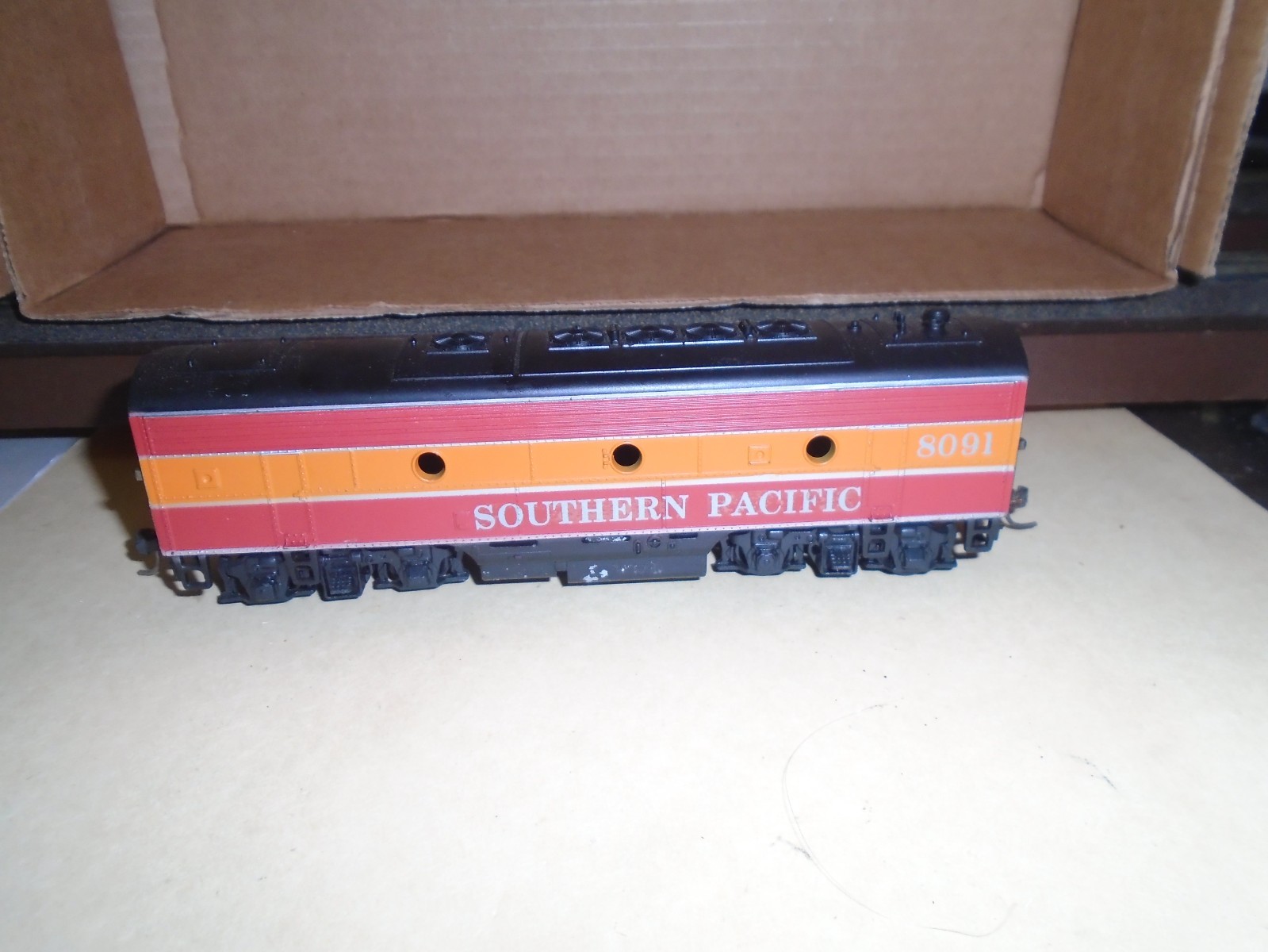 ATHEARN #3036 NON-POWERED EMD F-7B DIESEL LOCOMOTIVE – SOUTHERN PACIFIC #8091 HO