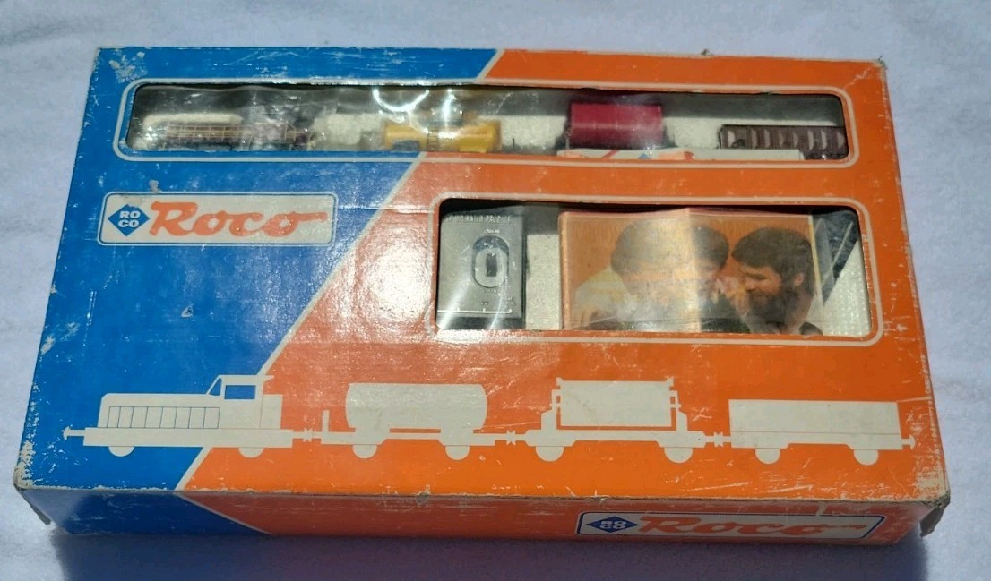 HO Scale Roco 41046 DB Deutsche Bahn Class 384 Diesel Loco +3 Cars & Track *READ