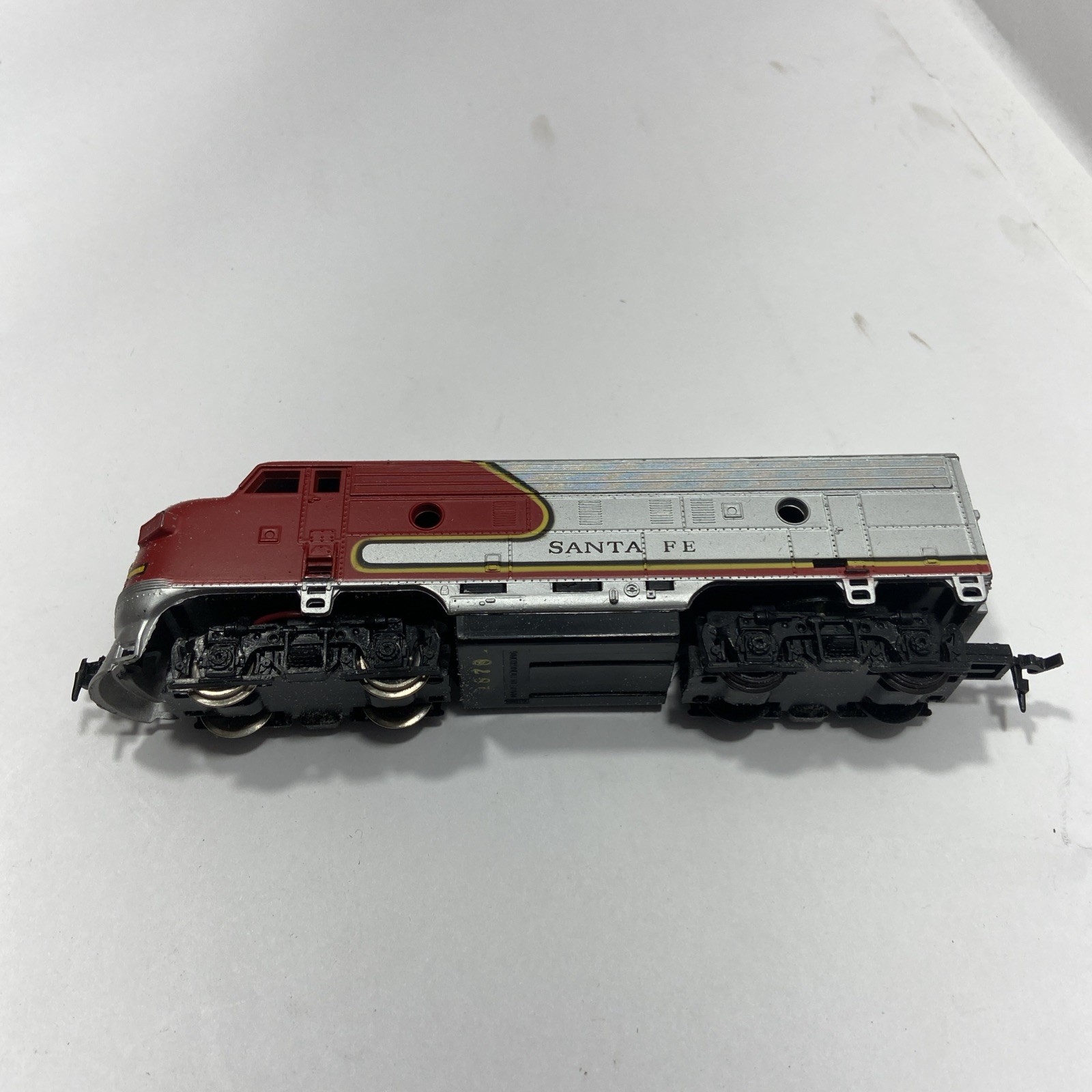 Life-Like Trains – Santa Fe Powered Locomotive – HO Scale 8689 F-7 LOCO SFE