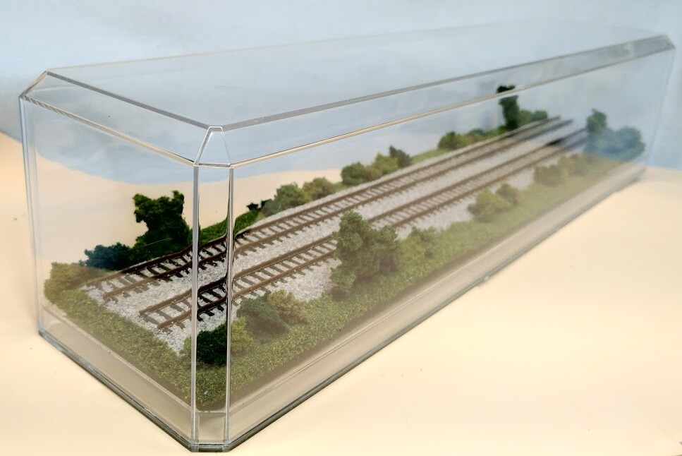 N SCALE 16″ DOUBLE-TRACK DISPLAY CASE – SUMMER SCENE-FOR ANY N TRAINS