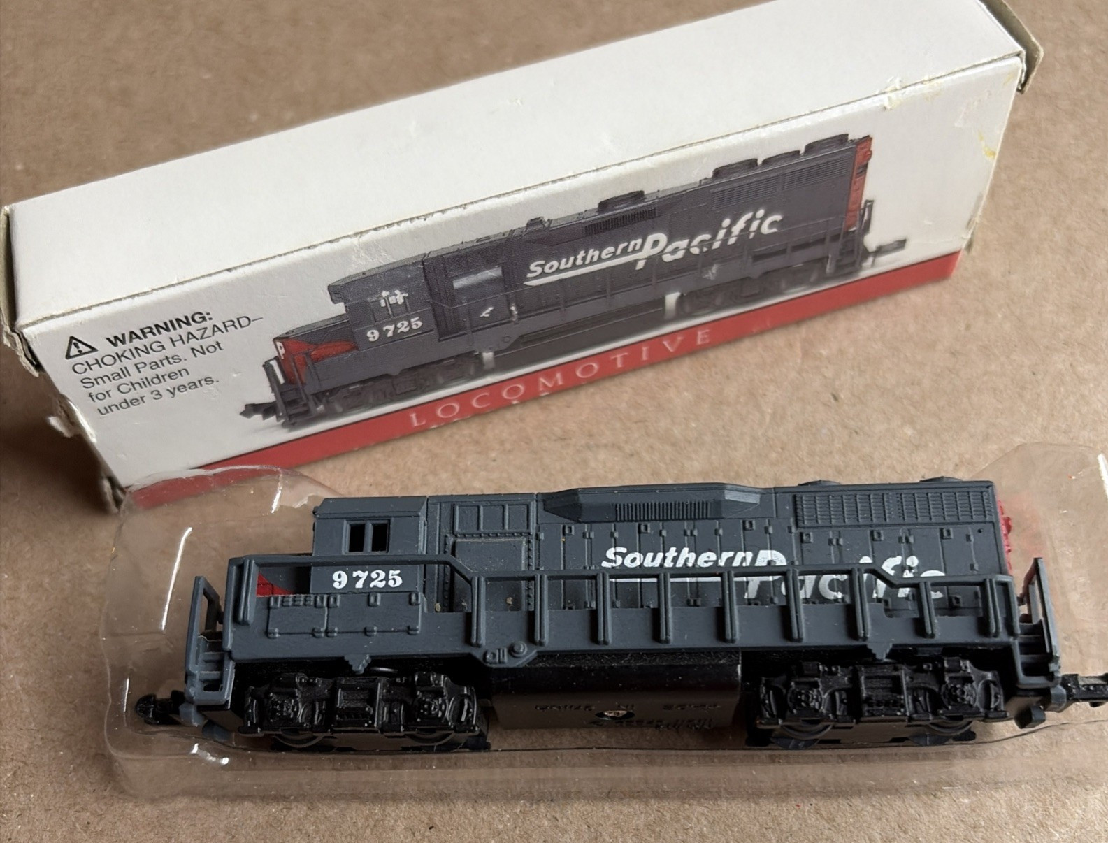 Vintage Southern Pacific Model Train Locomotive 9725 Gray, with Original Box