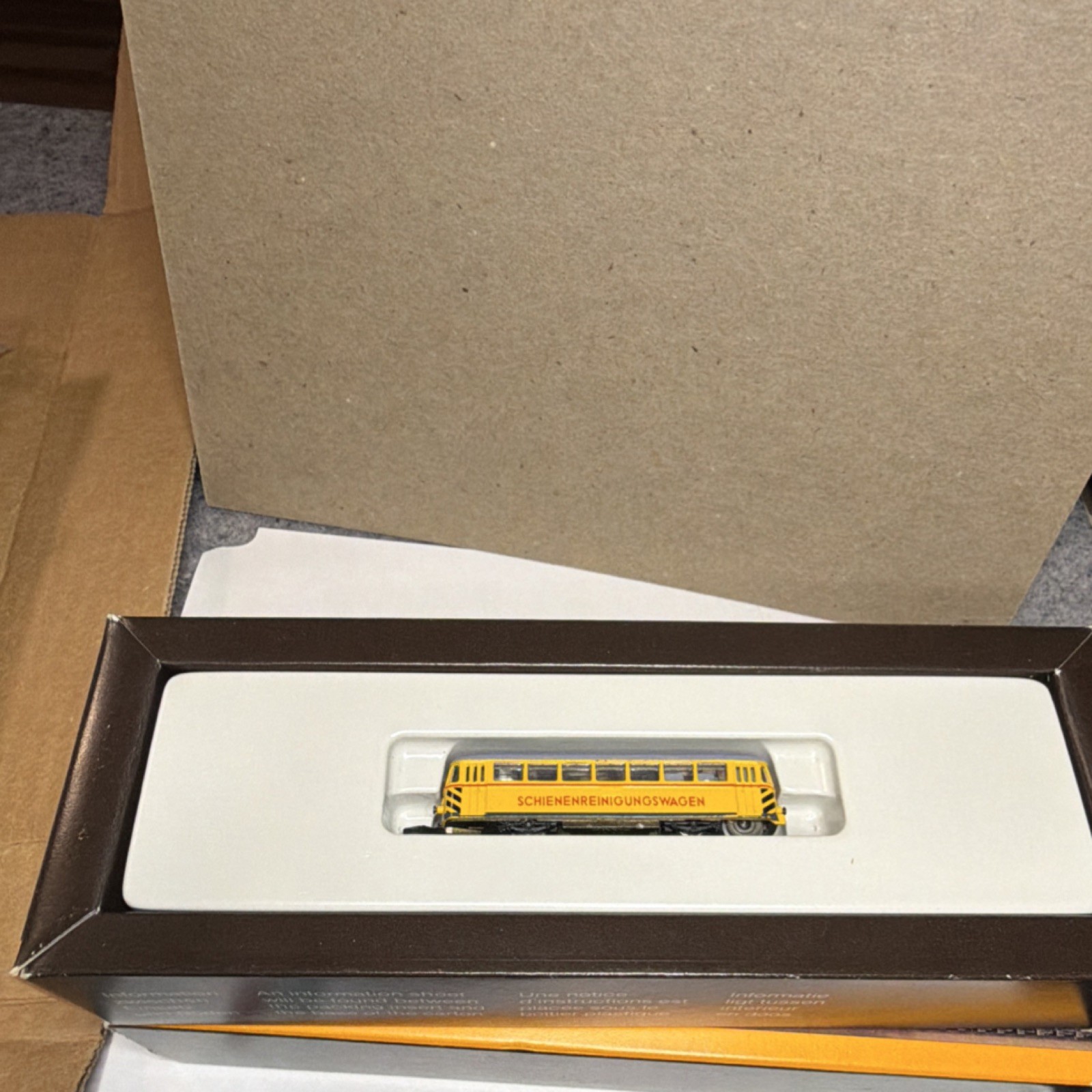 Märklin Mini-Club 8802 Z Gauge Locomotive Yellow Schienenreinigungswagen
