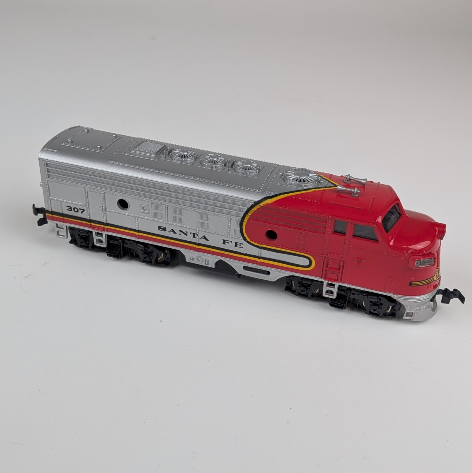 Bachmann HO Scale F9 – Santa Fe – Good Condition with Box, Tested