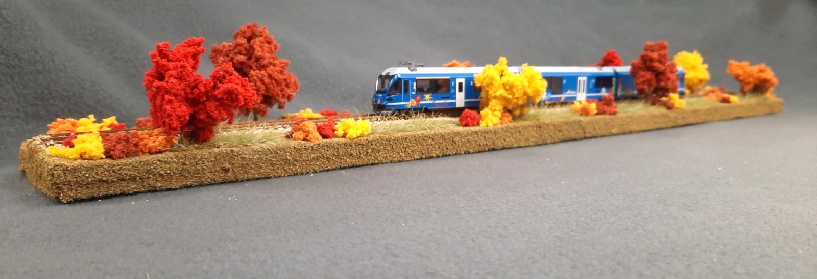 N SCALE 24″ DISPLAY DIORAMA – “FALL FOLIAGE SCENE” FOR ANY N SCALE TRAINS