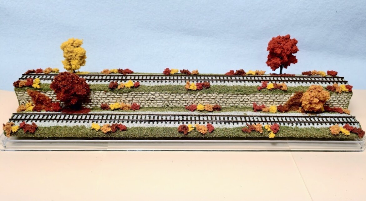 N SCALE 16″ 2-LEVEL TRACK -FALL SCENE-DISPLAY CASE -FOR ANY N TRAIN