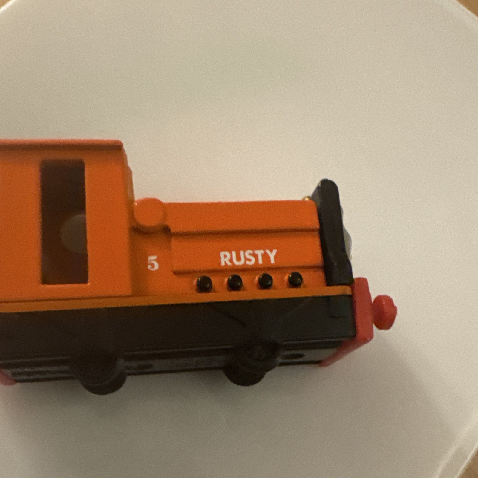 Rusty OO Gauge Analog Diesel Locomotive Engine, Orange/Black/Red/Gray