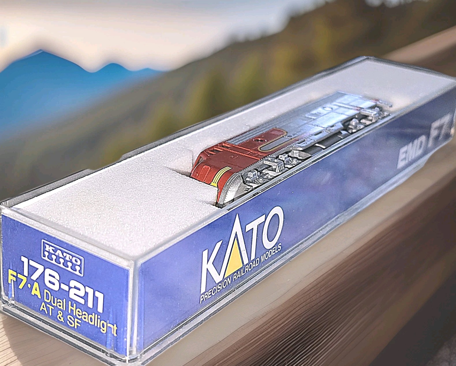 N Scale 1:160 Kato 176-211 ATSF F7A Pow. F7A Santa Fe Warbonnet Dual Headlight