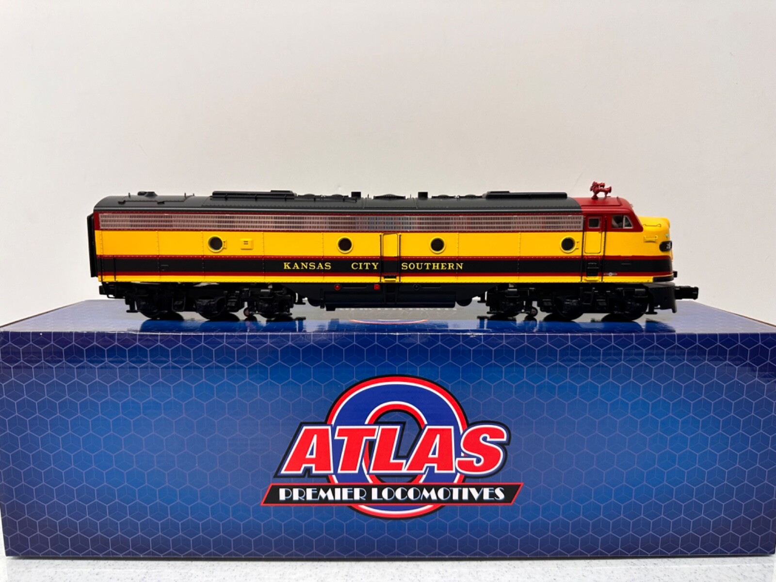 Atlas O Scale #30138239 Kansas City Southern E8 (Powered) Locomotive 3 Rail NEW