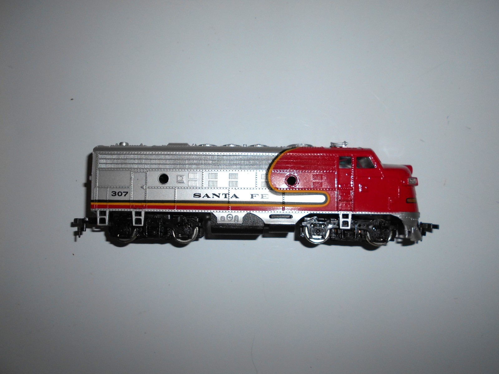 Model railroad diesel engine Santa Fe 307 Bachmann HO gauge pre owned