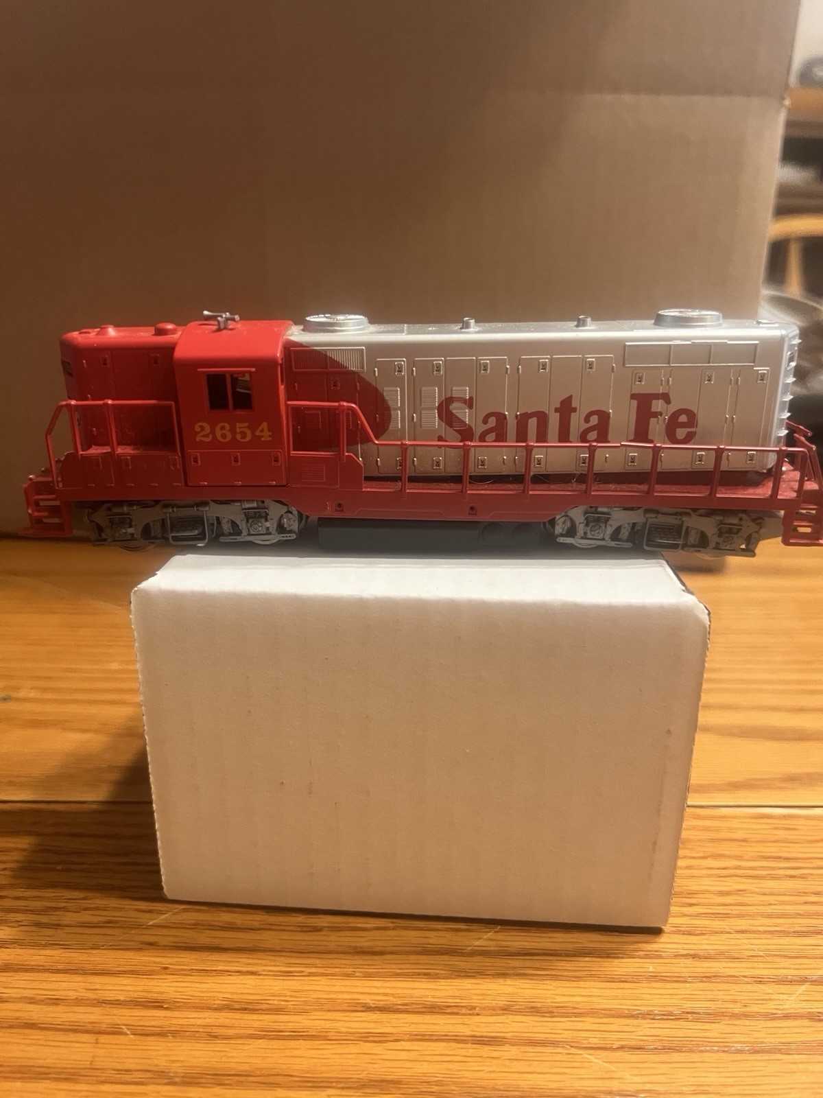 AHM Santa Fe #2654 Diesel Locomotive & 4 Cars HO Scale Train Lot