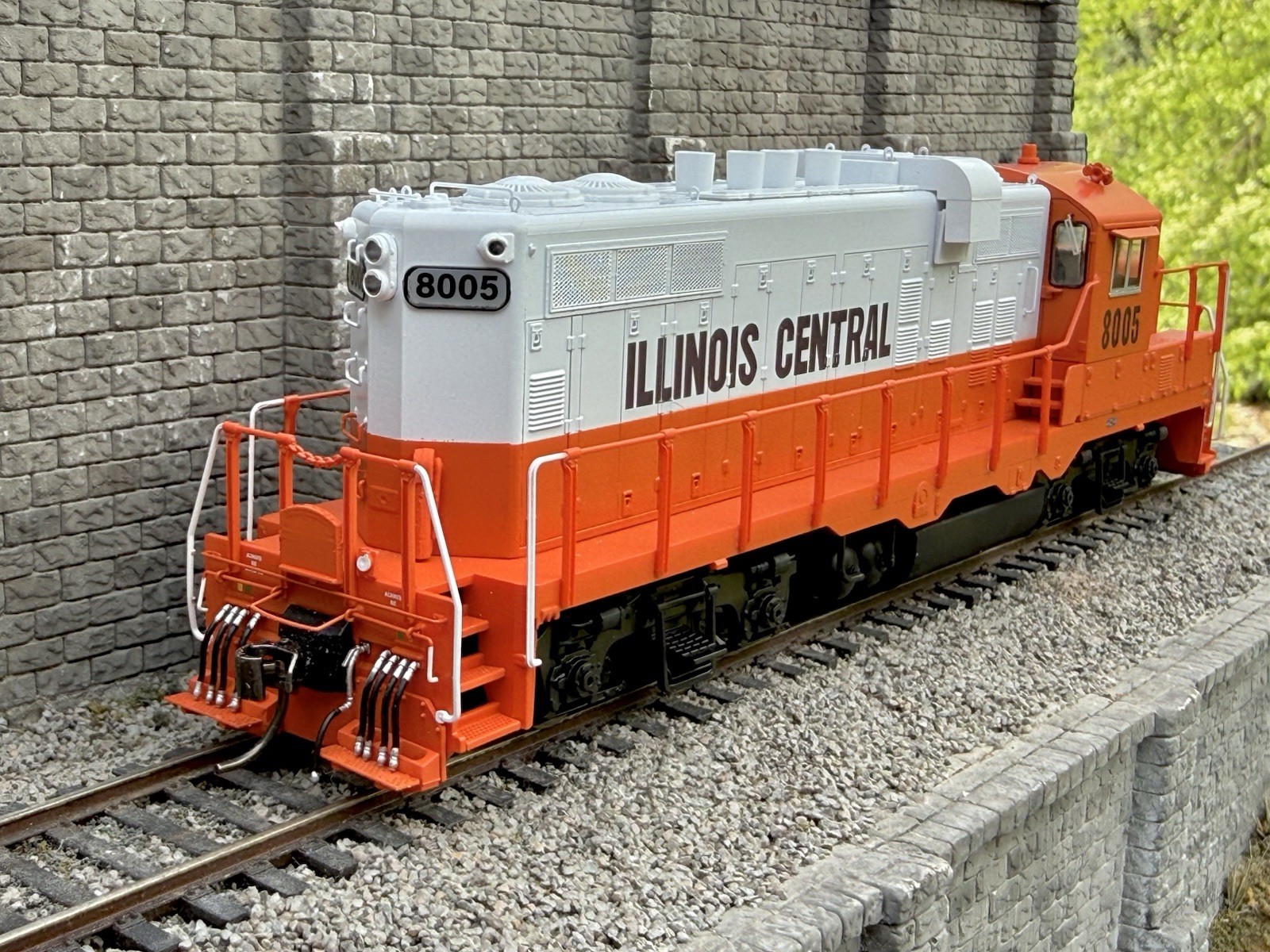 HO Scale InterMountain Illinois Central #8005 Paducah Rebuilt GP10 DCC/Sound/NIB