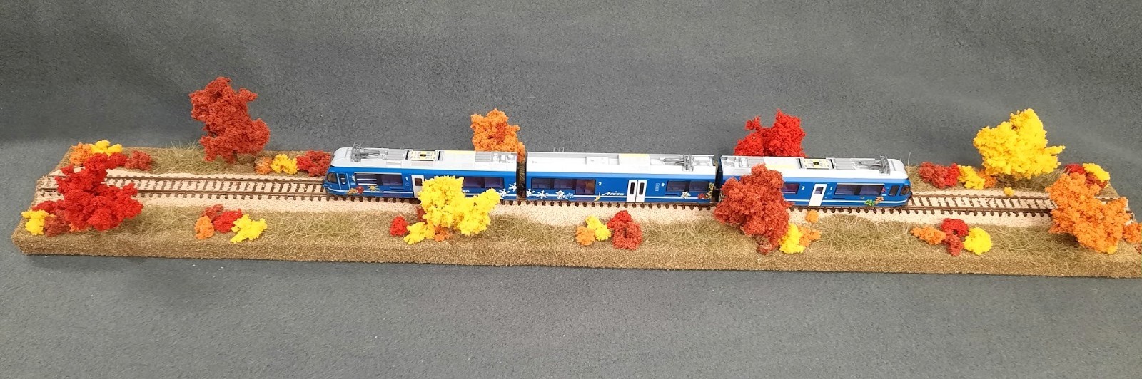 N SCALE 24″ DISPLAY DIORAMA – “FALL FOLIAGE SCENE” FOR ANY N SCALE TRAINS