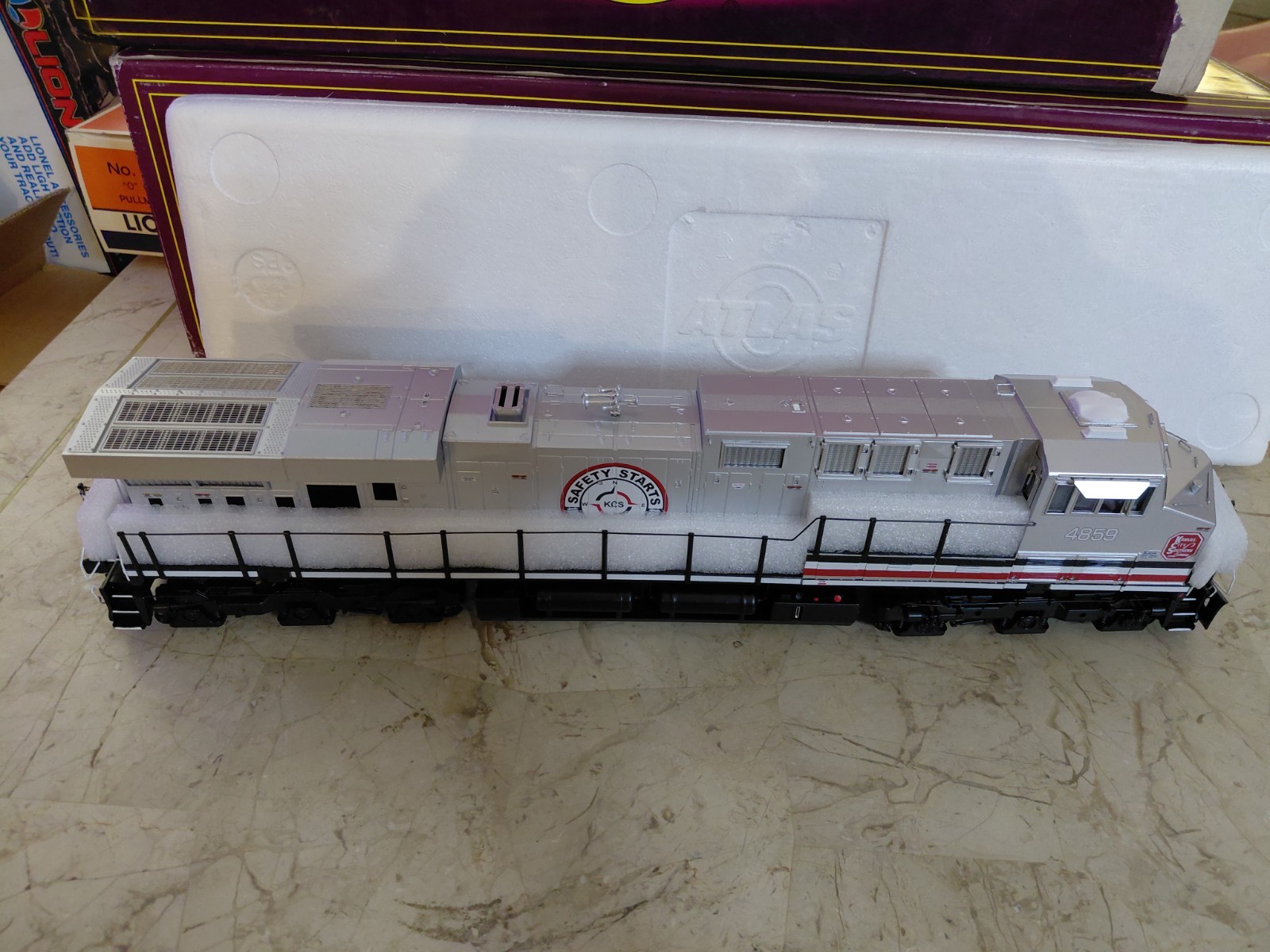 Atlas 30138182 O Premier KCS ES44AC Locomotive Kansas City Southern # 4859 3RL