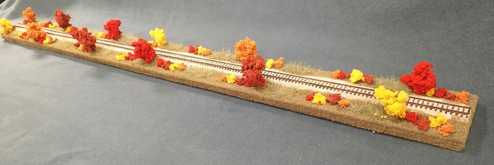 N SCALE 36″ -“FALL FOLIAGE SCENE” DISPLAY DIORAMA – FOR ANY N SCALE TRAINS