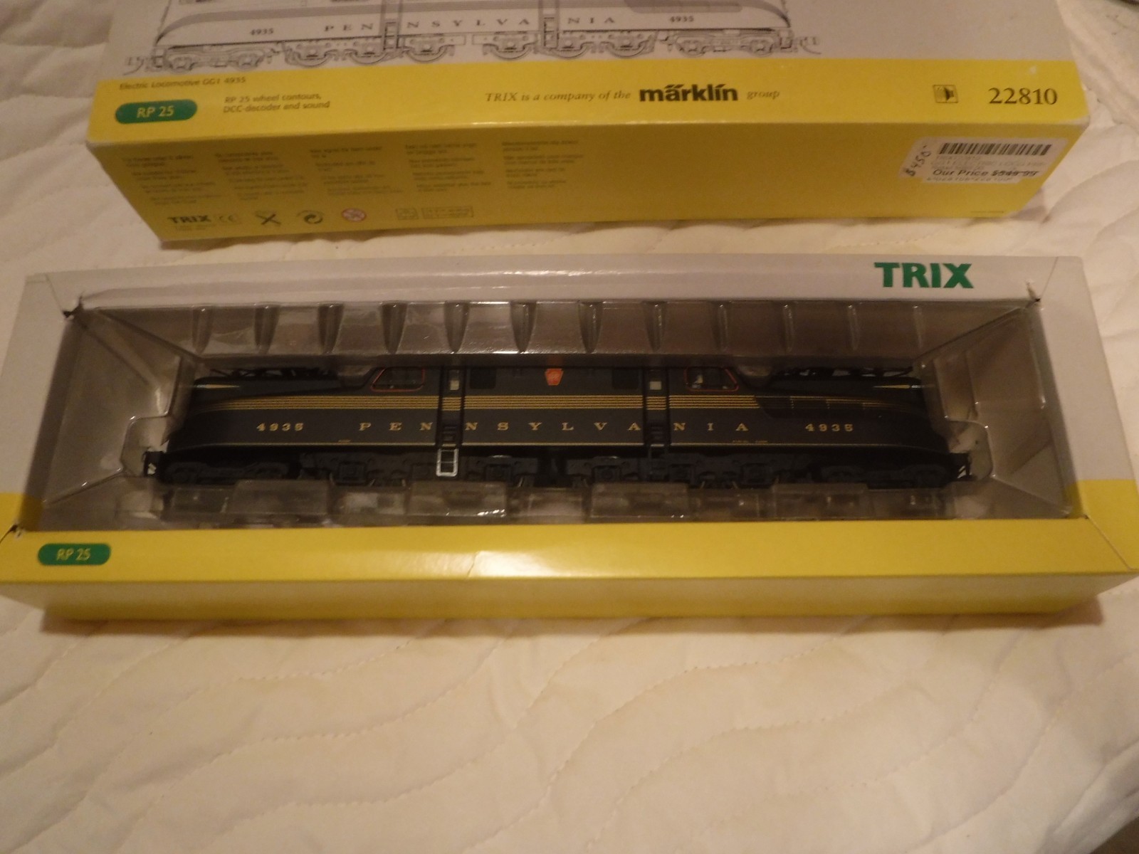 TRIX Electric Locomotive GG1 4935 – 22810 – DC and Sound – Super Clean