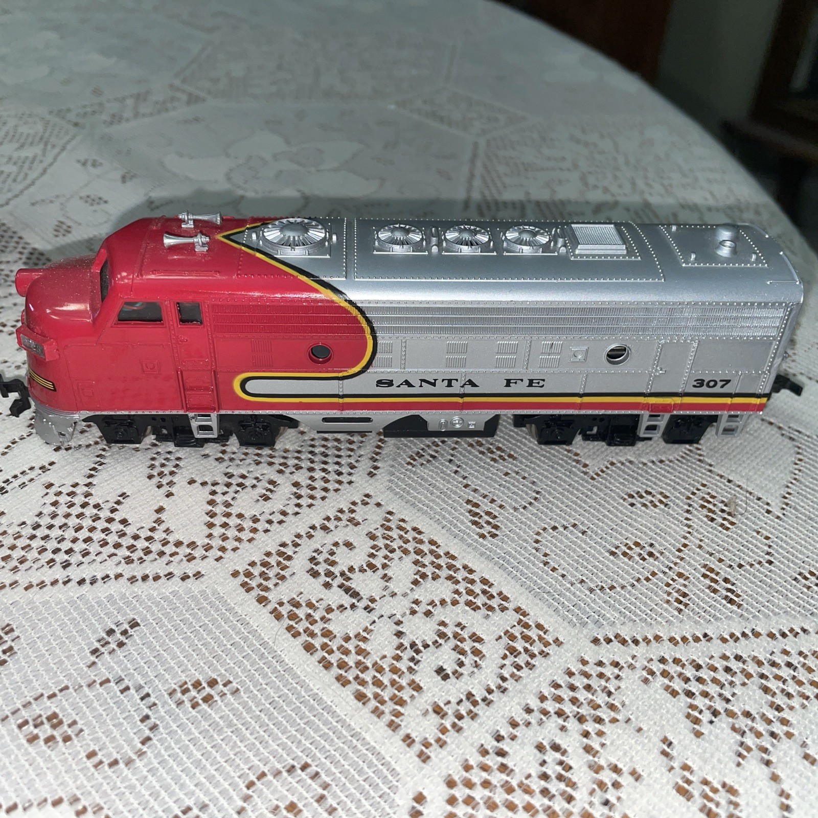 Vintage Bachman HO Santa Fe Lighted Locomotive Red Silver Black #307 With Car
