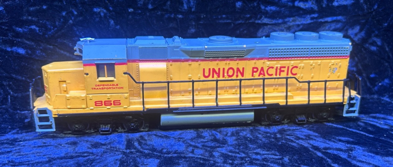 BACHMANN HO SCALE UNION PACIFIC RAILROAD GP40-2 POWERED LOCOMOTIVE #866 WORKS #8