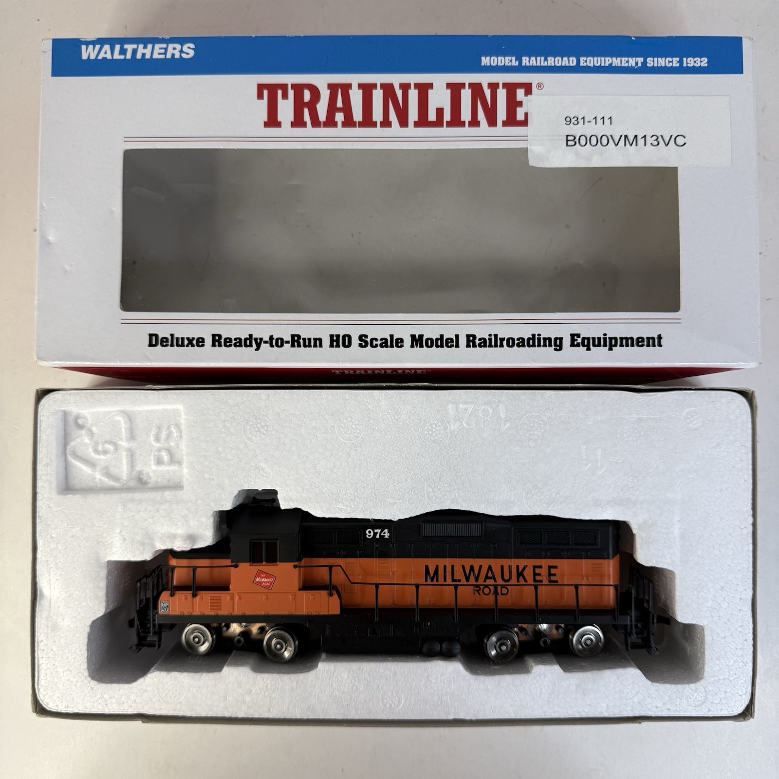 1996 HO Scale Walthers Train line GP9M Milwaukee Road locomotive 974 freight car