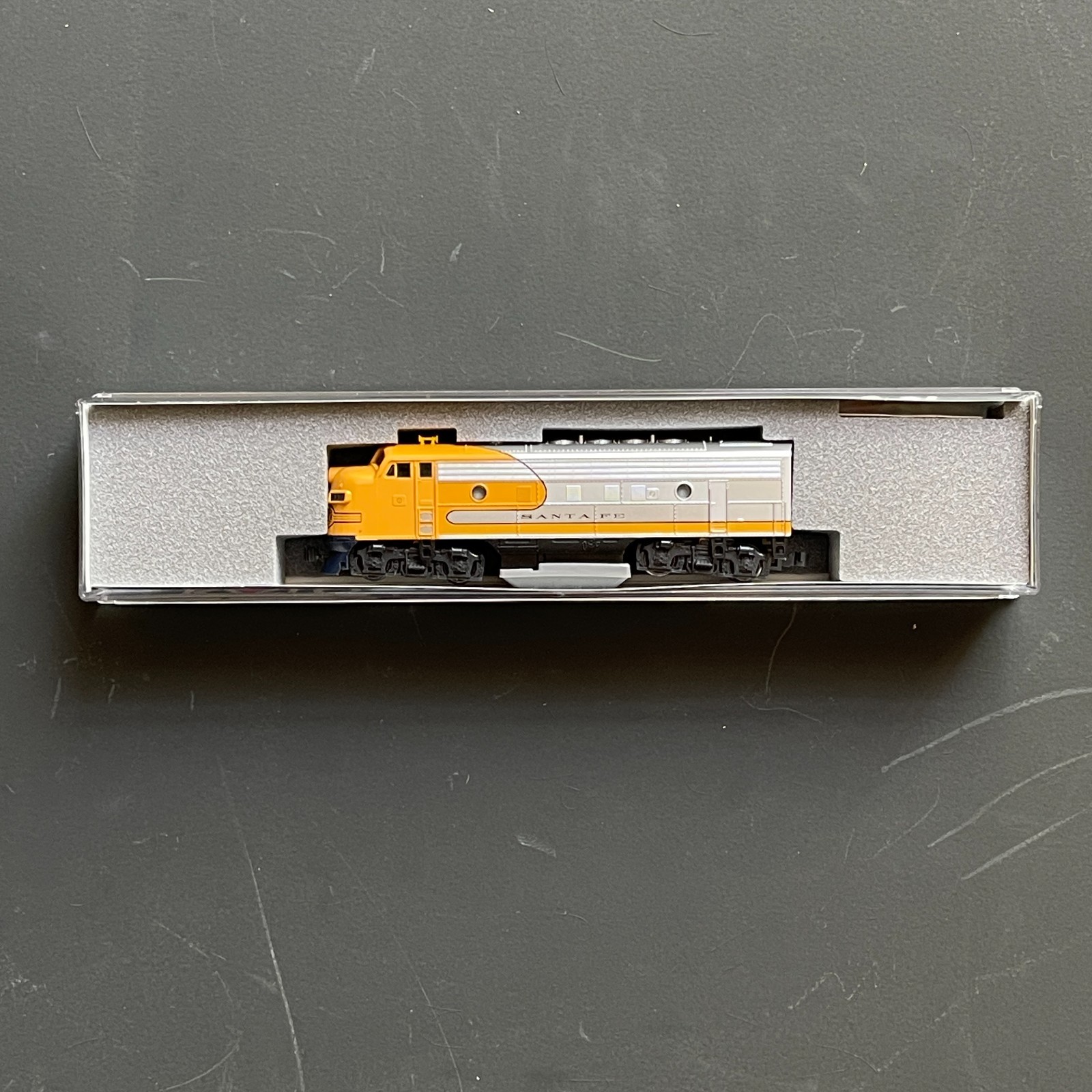Kato 176-2140 N Santa Fe Yellowbonnet EMD F7A Unit Locomotive #330 – (F) #13E