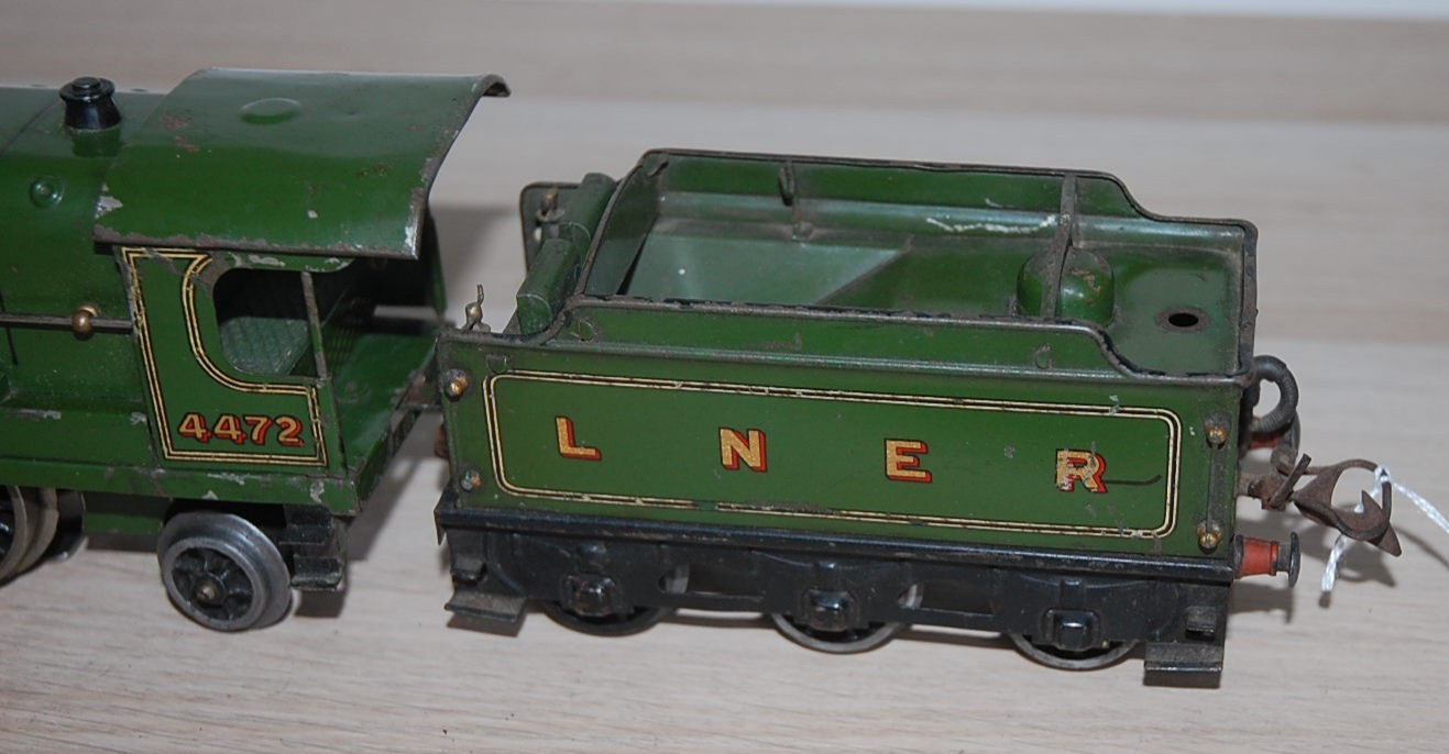 HORNBY O GAUGE ELECTRIC 6v ‘FLYING SCOTSMAN’ AND TENDER IN LNER LIVERY