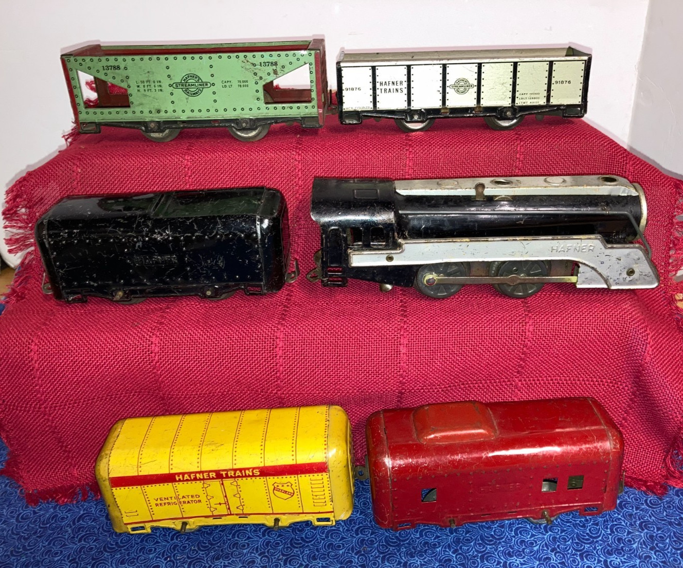 Hafner O Gauge Clockwork Loco #1010 with Key , Tender, 3 Freights & Caboose Runs
