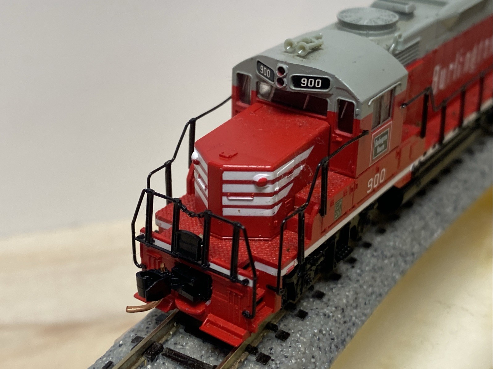 Read Life-Like N Scale Burlington Route GP20 Low Nose 900 Red CB&Q Not Orig Box