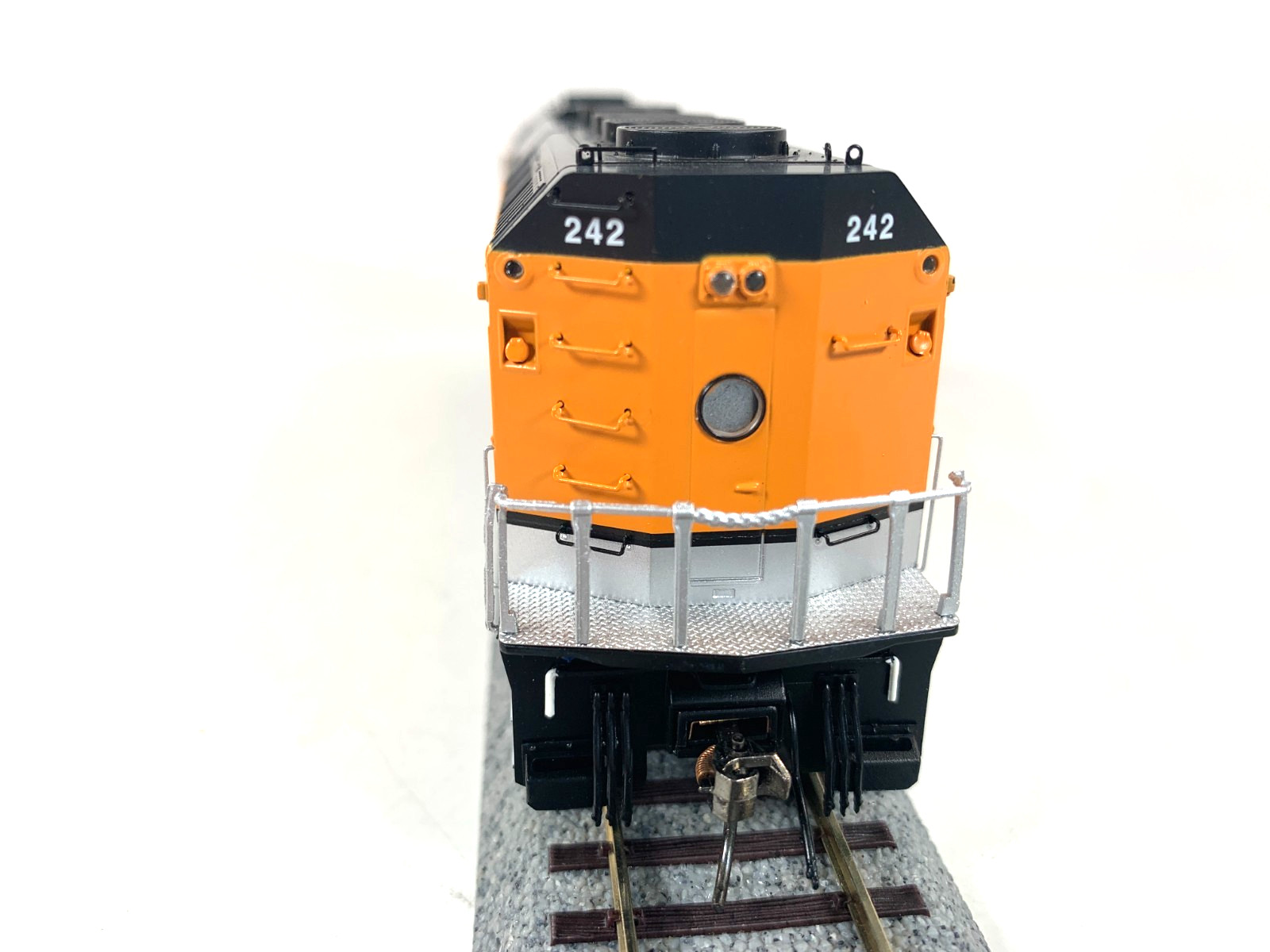 Rapido 83611 Ski Train F40PH w/ ditch lights #242 – DC/DCC/ Sound