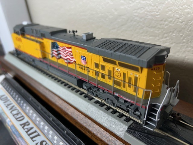 UNION PACIFIC- AC4400 ” BUILDING AMERICA FLAG ” LOCO- DC/DCC ready HO Scale NEW