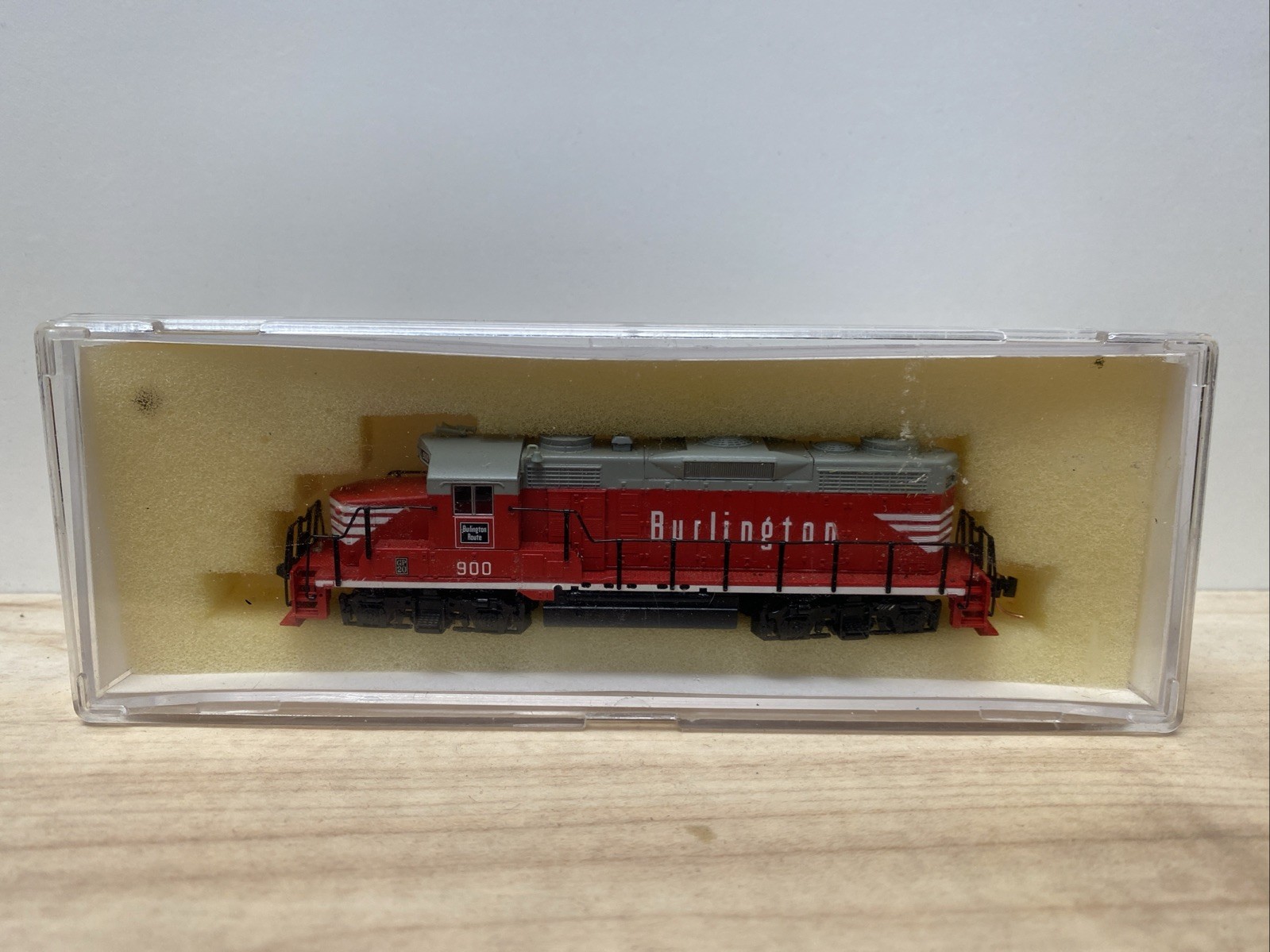 Read Life-Like N Scale Burlington Route GP20 Low Nose 900 Red CB&Q Not Orig Box